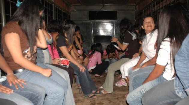 Sejumlah perempuan diduga PSK terjaring dalam Razia Satpol PP Surabaya (Foto: iwan)