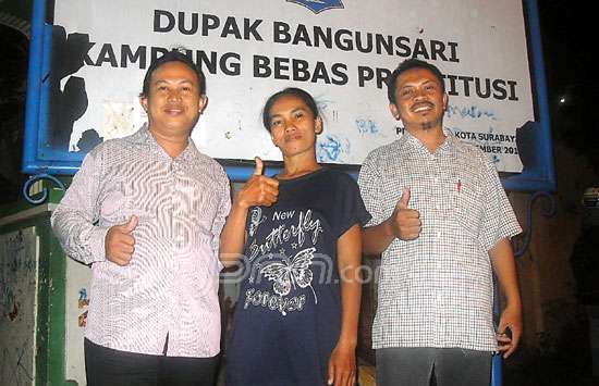 TRENYUH: Dari kiri, Tukul Bintoro, Sulasih, dan M Arif An para relawan Pokja HIV/AIDS. Foto: Khafidlul Ulum/Jawa Pos