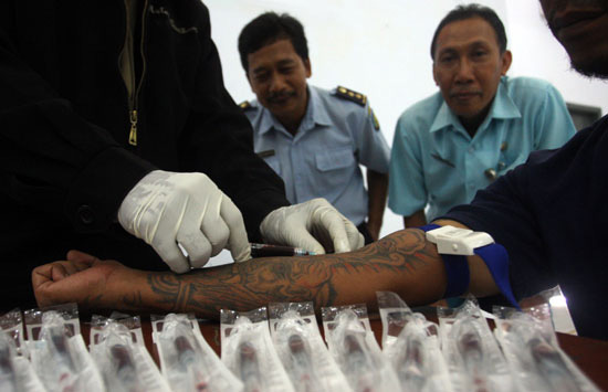 RAWAN: Dinkes Kota Sidoarjo bekerjasama dengan Lapas Porong melaksanakan pemeriksaan dan pengecekan kesehatan warga binaan. (Dite Surendra/Jawa Pos)