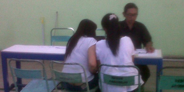 Dua Pekerja Seks di Resos Argorejo Sunan Kuning melakukan pendaftaran ulang di tempat yang telah disediakan. Dalam daftar ulang ini, mereka harus membawa KTP, dan surat pengantar dari RT/RW sebagai lampiran. Kompas.com/Nazar Nurdin 