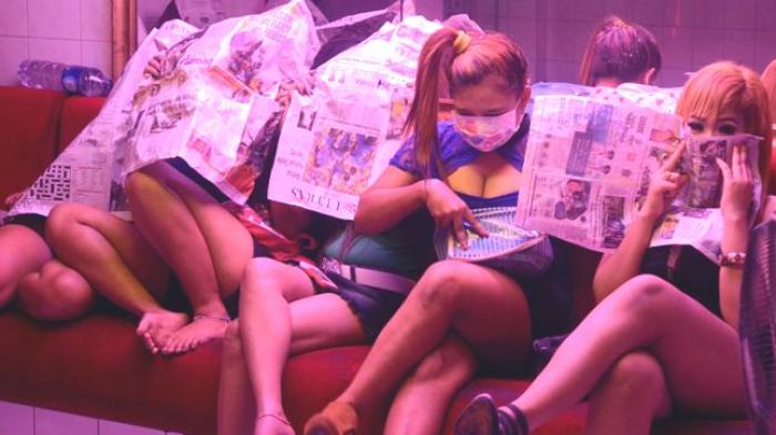 Para pekerja seks kembali menjajakan dirinya di Gang Dolly, Surabaya, Kamis (19/6/2014) malam, sehari pasca deklarasi penutupan lokalisasi tersebut, Rabu (18/6/2014).  surya/habibur rohman 