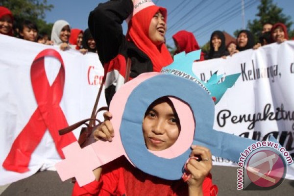 Sejumlah mahasiswa kedokteran melakukan aksi damai memperingati Hari AIDS di Solo, Jateng. Dalam aksinya mereka mengajak masyarakat untuk menjauhi gaya hidup seks bebas, berganti jarum suntik narkoba serta menerapkan pola hidup sehat agar terhindar dari penyakit mematikan tersebut. (ANTARA FOTO/Akbar Nugroho Gumay)