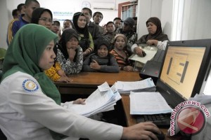 Ilustrasi. Antre Pendaftaran BPJS Sejumlah warga antre mendaftar sebagai peserta BPJS Kesehatan di Kantor Pelayanan Askes Sukmajaya, Depok, Jabar, Senin (6/1). (ANTARA FOTO/Indrianto Eko Suwarso)