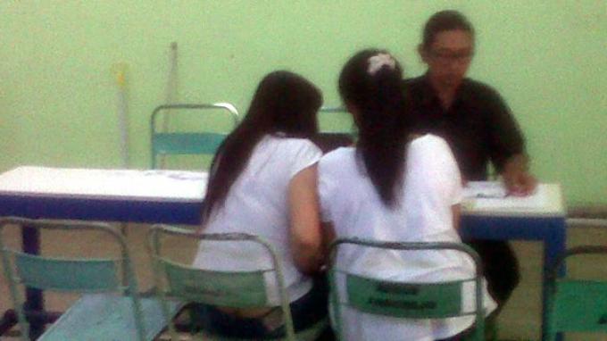 Dua Pekerja Seks di Resos Argorejo Sunan Kuning melakukan pendaftaran ulang di tempat yang telah disediakan. Dalam daftar ulang ini, mereka harus membawa KTP, dan surat pengantar dari RT/RW sebagai lampiran.  Kompas.com/Nazar Nurdin 