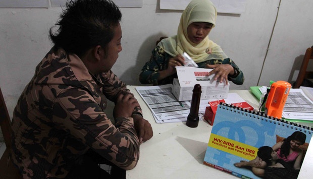 Seorang pelaku hubungan sejenis (gay) berkonsultasi pada petugas kesehatan saat pemeriksaan Voluntary Counseling Test (CVT) terkait Inveksi Menular Seksual (IMS) dan HIV/AIDS di kantor Yayasan Ikatan Gay Malang, 22 Agustus 2014. TEMPO/Aris Novia Hidayat