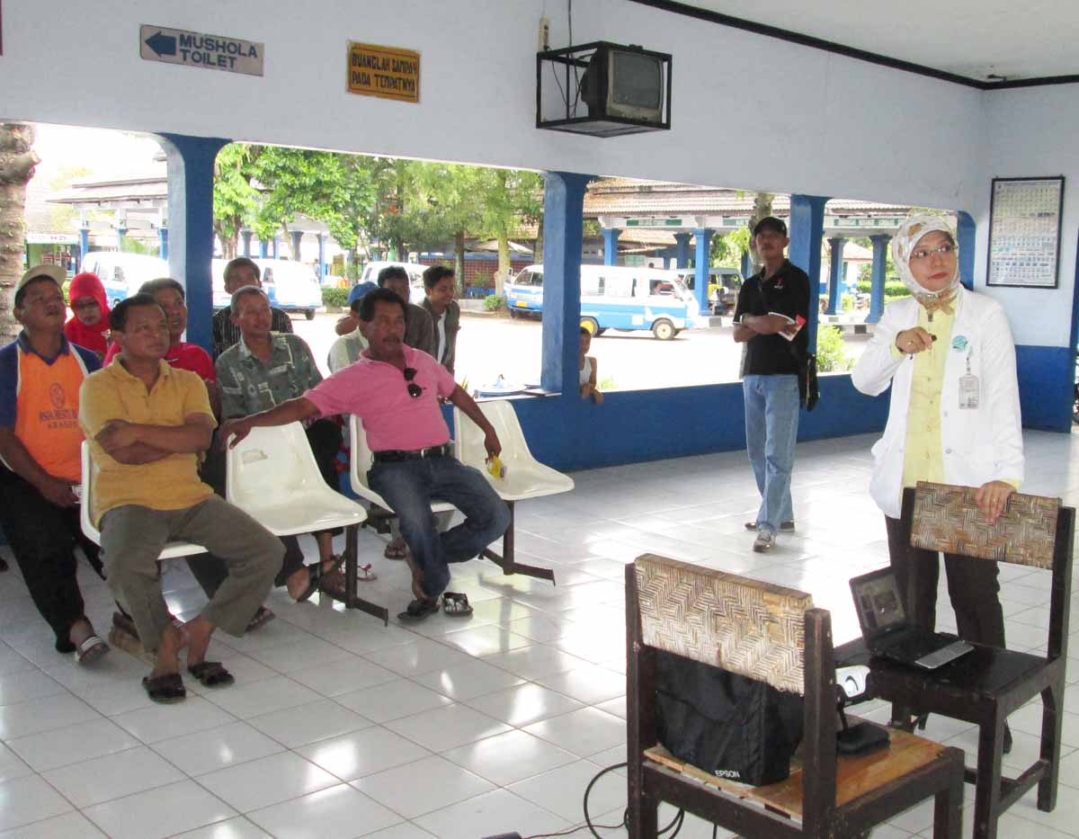 Kabid Pelayanan RSUD Sragen, Finuril Hidayati memberikan penyuluhan AIDS kepada para sopir angkutan di Terminal Pilangsari Sragen, Selasa (15/7). dok.timlo.net/agung