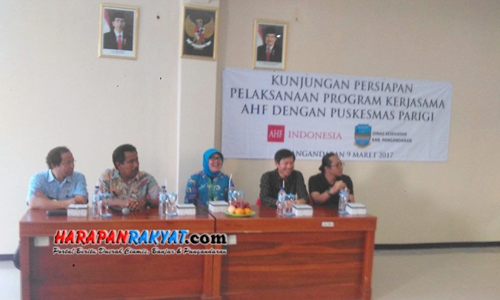 Country Program Manager AHF (AIDS Healthcare Foundation), Riki Febrian (kanan), saat berada di Puskesmas Parigi, Kabupaten Pangandaran, beberapa waktu lalu. Photo: Entang Saeful Rachman/HR