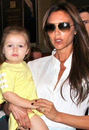 Victoria Beckham & anak (Foto: Dailymail) 