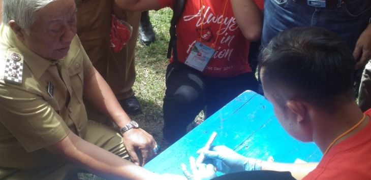 Wabup Pangandaran, H. Adang Hadari, mengikuti tes HIV dalam kampanye pencegahan dan penanggulangan HIV/Aids di Kab. Pangandaran, Selasa (14/2/2017) | pojoksatu.id