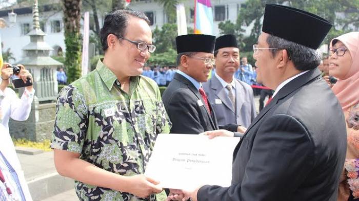 Perwakilan Frisian Flag Indonesia, Redi, FTM Manager menerima penghargaan dalam usaha mendukung pencegahan HIV/AIDS dari H Ahmad Heryawan, Gubernur Jawa Barat. 