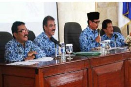 Edi Dharma (kedua dari kiri) bersama Sekdakot Bogor Ade Sarif (tengah) memberi keterangan ke wartawan (yopi)