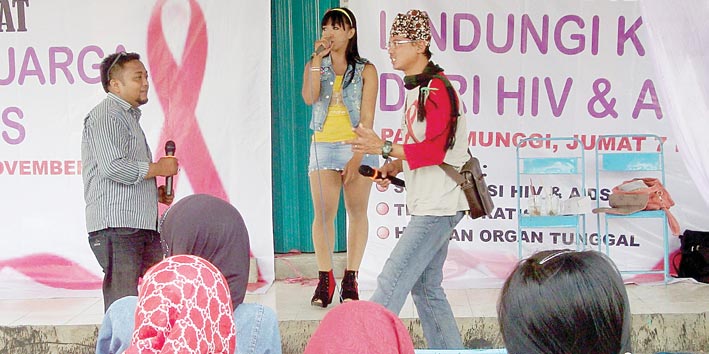 JADI TONTONAN: Panitia penyelenggara kegiatan VCT juga menggelar hiburan organ tunggal di area bekas bangunan terminal, kemarin (4/11). Hal ini dilakukan agar sosialisasi bisa lebih mengena ke masyarakat. Dalam kesempatan ini, relawan juga membagikan brosur berisi tentang pencegahan dan penularan penyakit berbahaya tersebut. GUNAWAN/RADAR JOGJA