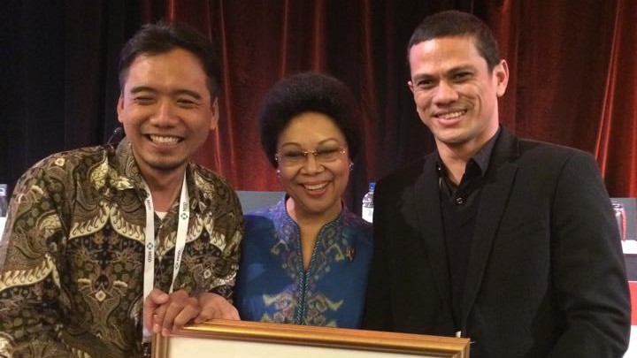 Edo Agustian (kanan), didampingi Menteri Kesehatan Nafsiah Mboi, dan Suhendro (Foto: Vitrio Naldi)