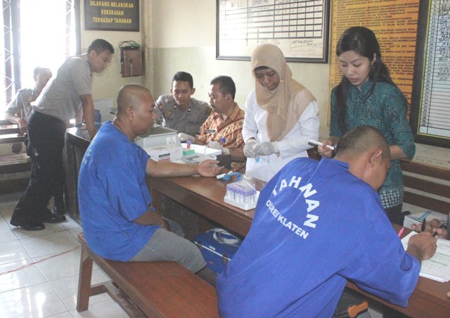 Dua tahanan Polres Klaten mengikuti pemeriksaan HIV/AIDS di Mapolres Klaten, Selasa (4/11/2014). (Istimewa) 
