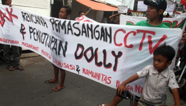 Demo penghuni lokalisasi Dolly. TEMPO/Fully Syafi