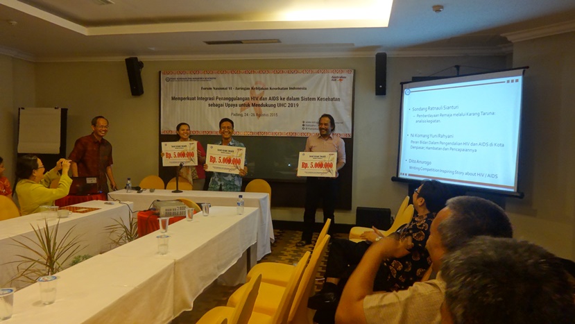 Pemberian Seed Grant Award untuk 3 Proposal Penelitian Terbaik Peserta