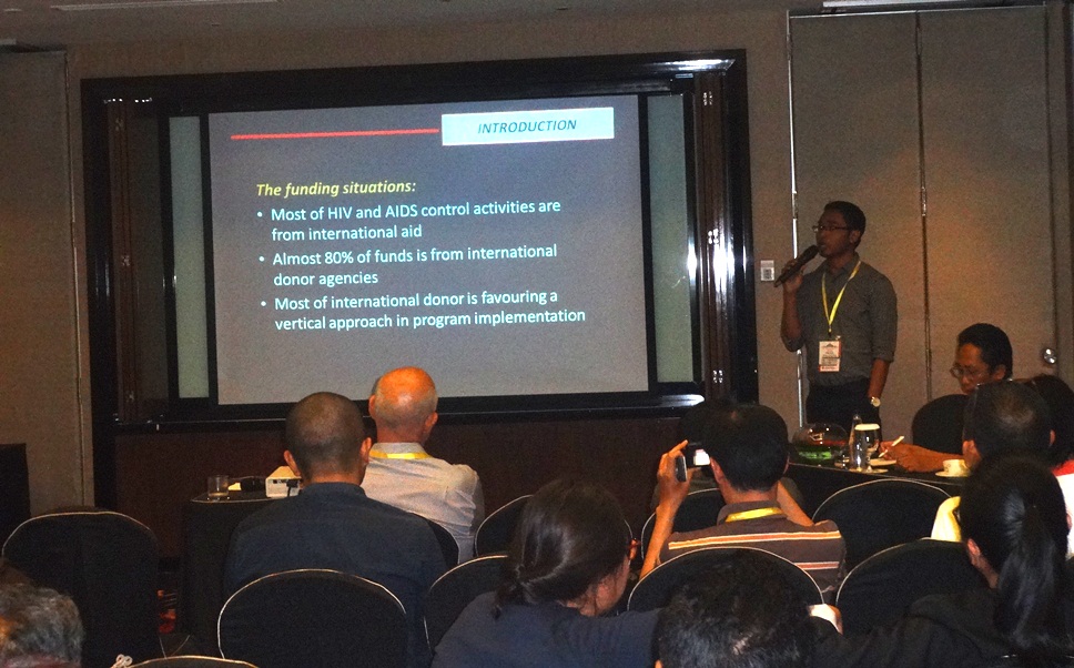 dr I Nyoman Sutarsa MPH yang menyampaikan Barriers to Integrating HIV/AIDS Related Services Into Commmunity Health Centre in Bali Province